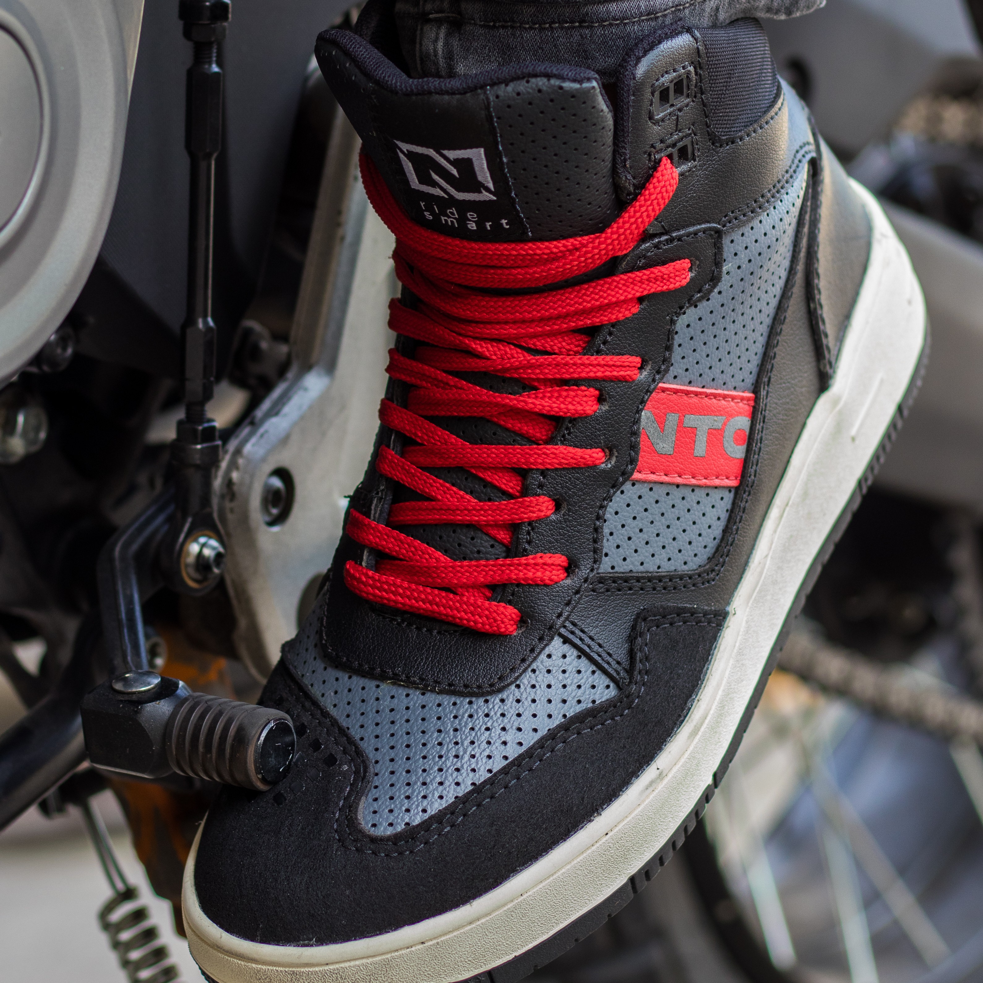 Sneaker NTO Commuter Hombre Negro / Rojo